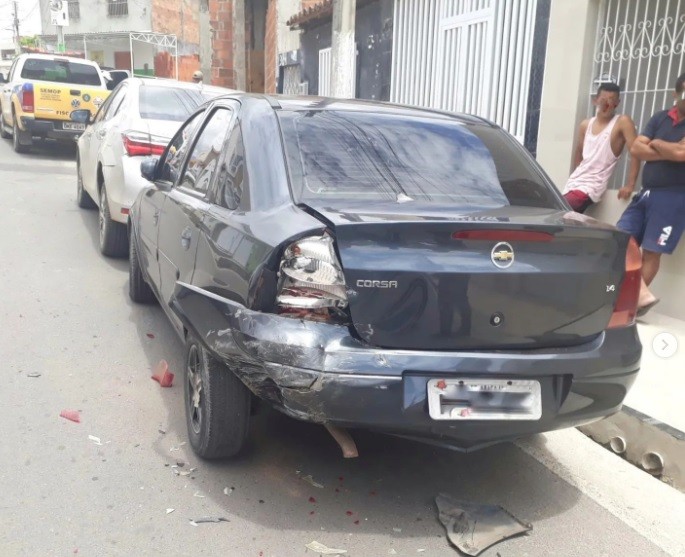 Forte colisão deixa três veículos danificados no bairro Loiola