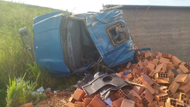 Caminhão carregado de bloco tomba na zona rural de Lagarto