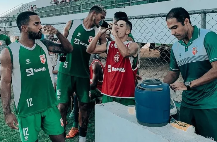 Jogadores do Lagarto se hidratando — Foto: Márcio Lima/Lagarto FC