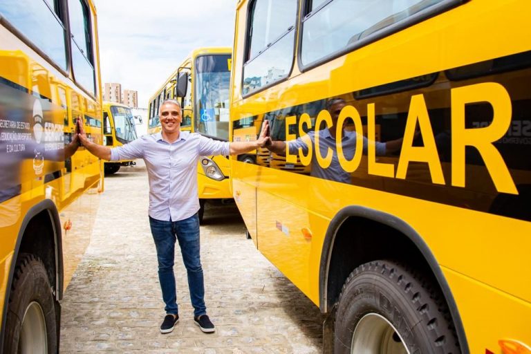 Fábio Reis entrega ônibus escolares a Lagarto e outros municípios
