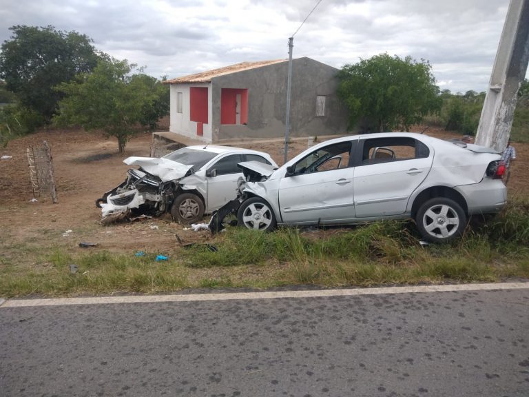 Colisão entre veículos deixa dois mortos em Poço Verde