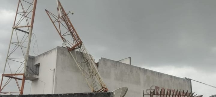 Torre de internet cai em cima de residência no Agreste sergipano