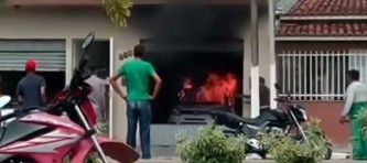 Carro pega fogo dentro de residência na cidade de Boquim