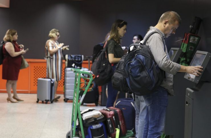Nova regra relativa ao tamanho da bagagem de mão, que não pode exceder 55 centímetros de altura, 35 de largura e 25 de profundidade, já está em vigor no Aeroporto de Congonhas, em São Paulo. (Foto: Rovena Rosa)