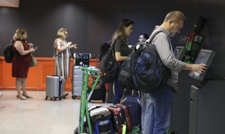 Bolsonaro veta volta do despacho gratuito de bagagem em voos