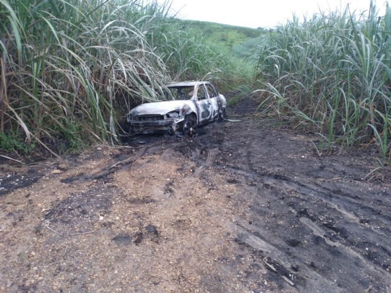 Cadáver é encontrado dentro de carro incendiado em Laranjeiras