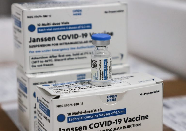 Pessoas entre 18 e 39 anos vacinadas com a Janssen devem tomar 2ª dose de reforço