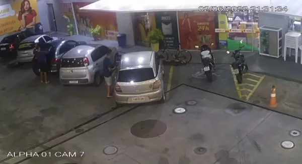 Mulher tem casa incendiada e é morta a tiros em posto de combustíveis