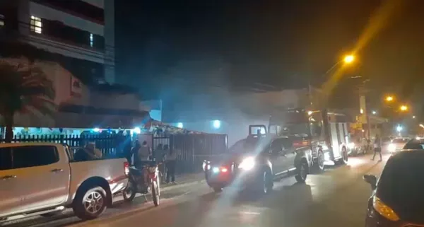 Carro pega fogo dentro de condomínio em Aracaju