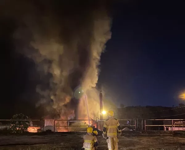 Bombeiros combatem incêndio na usina — Foto: Corpo de Bombeiros/SE