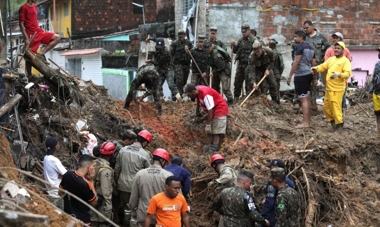 Vítimas de enchentes em PE receberão auxílio emergencial de R$ 1,5 mil