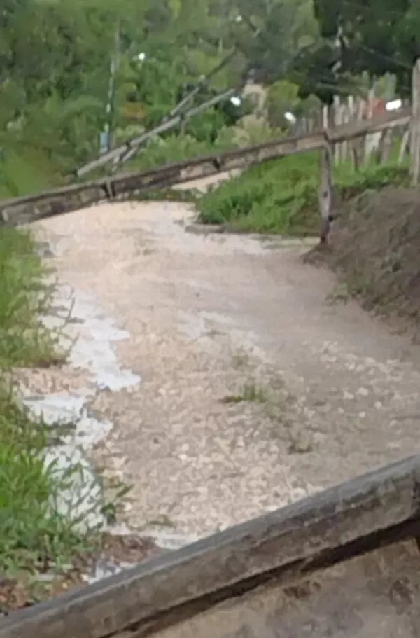 Após chuvas, quatro postes caem em área rural e comunidade fica sem energia