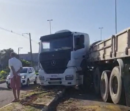 Parte de rodovia fica interditada após colisão entre caminhões na Colônia Treze