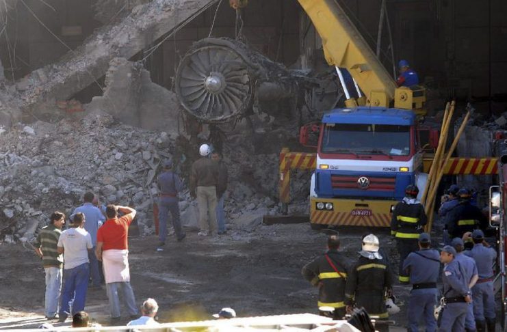 São Paulo - Bombeiros retiram escombros do prédio destruído pelo avião da TAM no maior acidente da história da aviação brasileira, ao lado do Aeroporto de Congonhas Foto: Valter Campanato/ABr