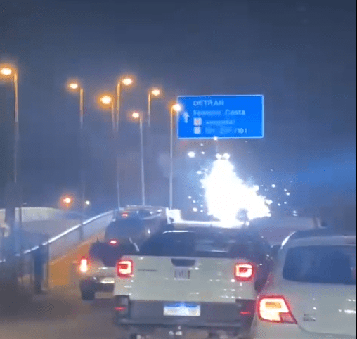 Veículo pega fogo e explode em viaduto de Aracaju