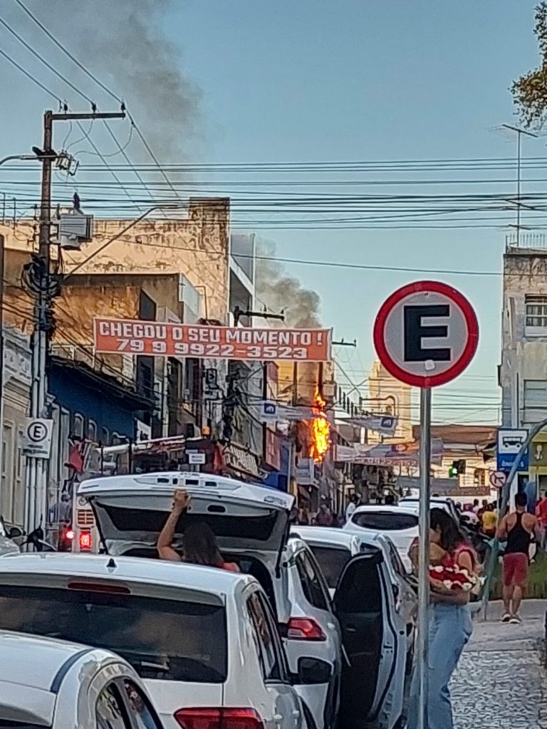 Poste de eletricidade pega fogo no centro de Lagarto