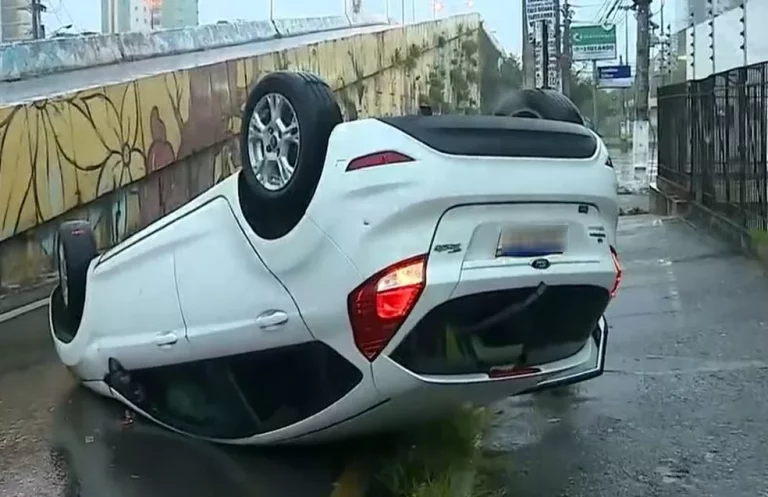 Carro derrapa em elevado e capota em Aracaju
