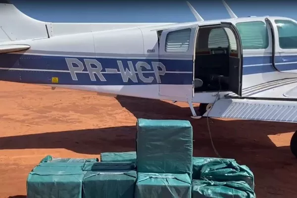 FAB intercepta avião carregado com mais de 600 quilos de cocaína