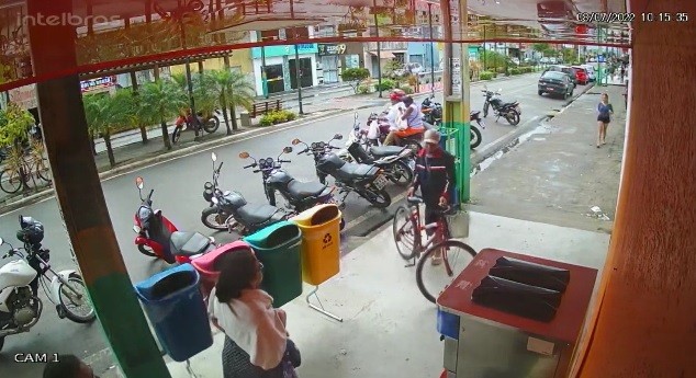 Vídeo: Homem é preso em flagrante por furto de bicicleta