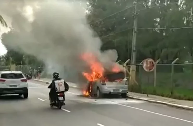 Carro pega fogo na Melício Machado, em Aracaju — Foto: Tv Sergipe/Reprodução