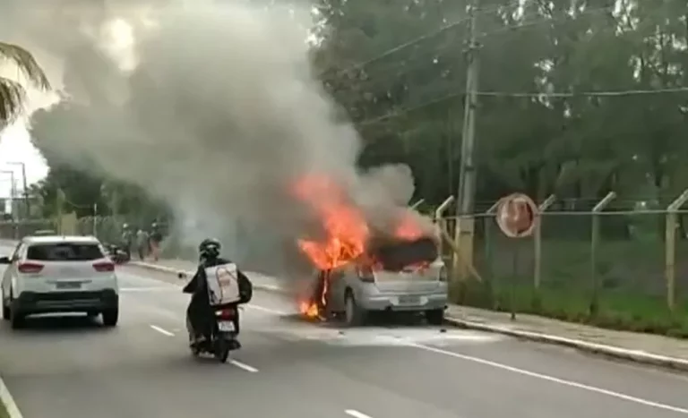 Carro pega fogo em avenida de Aracaju