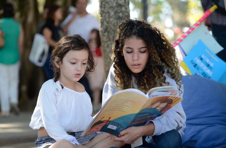 Paraty (RJ) - Adulto lê livro para criança na Praça da Matriz, palco da Flipinha (Tomaz Silva/Agência Brasil)