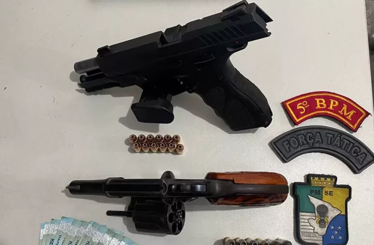 Armas apreendidas em casa em Nossa Senhora do Socorro — Foto: PMSE