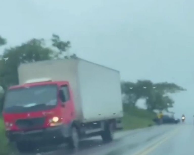 Carro e caminhão colidem entre Lagarto e Riachão do Dantas