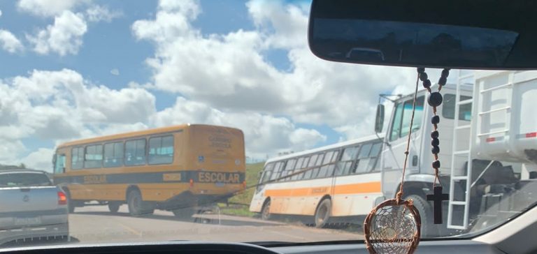 Em Salgado, ônibus escolar fica preso após acostamento de rodovia ceder