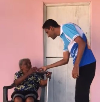 Vereador doa salário e reforma casa de idosa em Riachão do Dantas