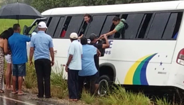 Micro-ônibus sai da pista na rodovia que liga Itabaiana a Campo do Brito