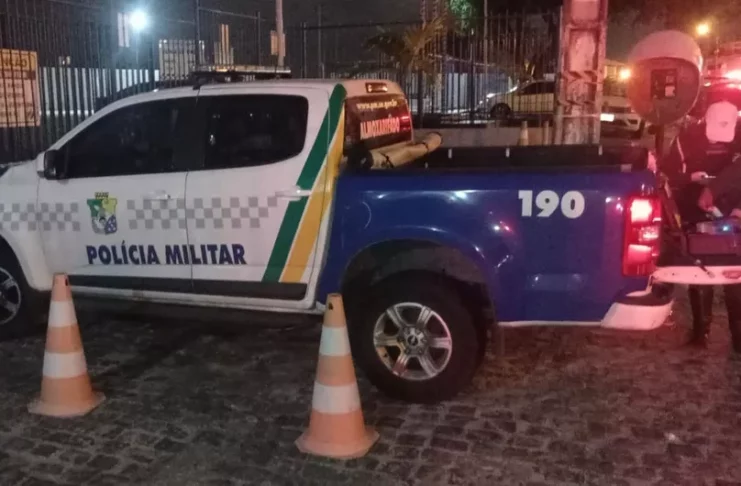 Condutor embriagado e sem habilitação bate carro em viatura da PM em Aracaju — Foto: CPTran/SE
