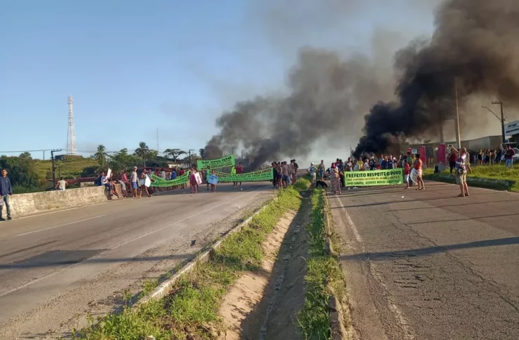 Populares realizam protestos em Nossa Senhora do Socorro (SE) — Foto: Felipe de Pádua/ TV Sergipe
