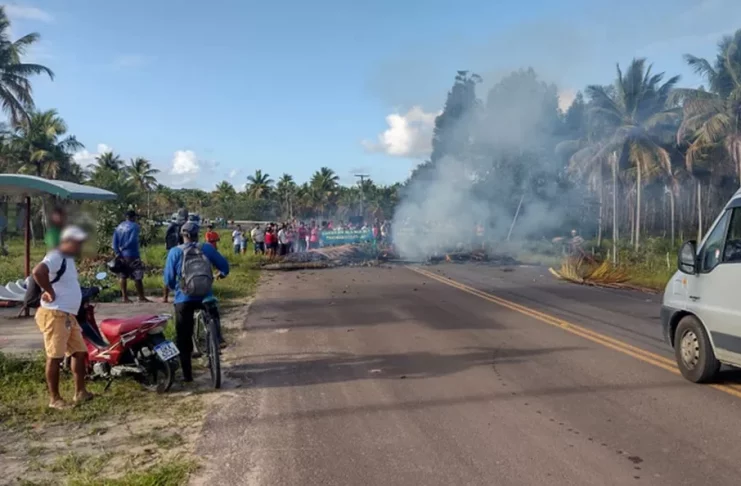 Protesto fecha trecho na rodovia SE-100 em Indiaroba — Foto: Reprodução/TV Sergipe