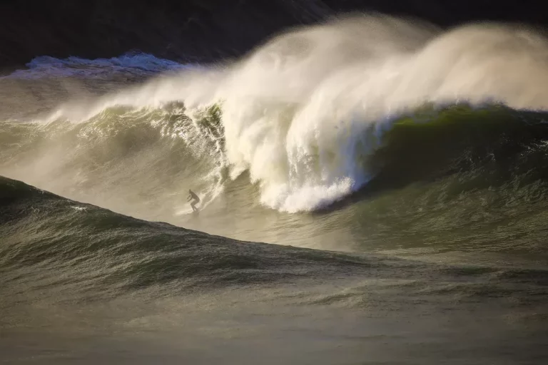 Sergipano Willyam Santana surfa onda de seis metros no Rio de Janeiro