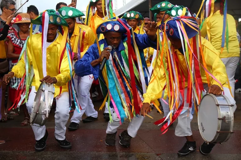 Cortejo folclórico percorre ruas do Centro de Aracaju