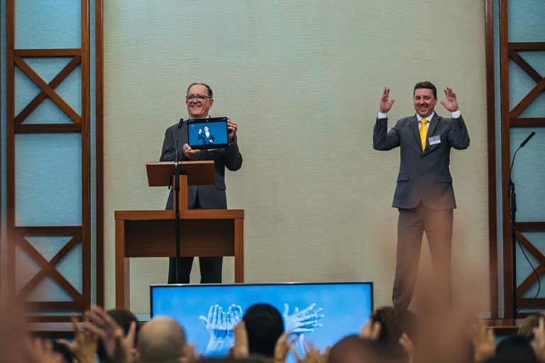 A primeira Bíblia completa em língua brasileira de sinais já está disponível