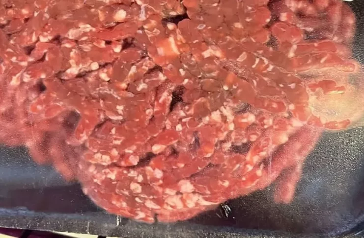 Carne fora da validade em estabelecimento de Aracaju — Foto: Procon/SE