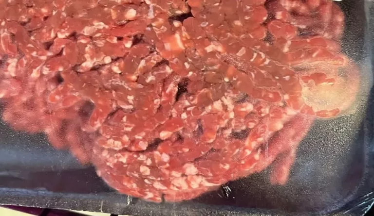 Estabelecimento é autuado por vender carnes fora da validade