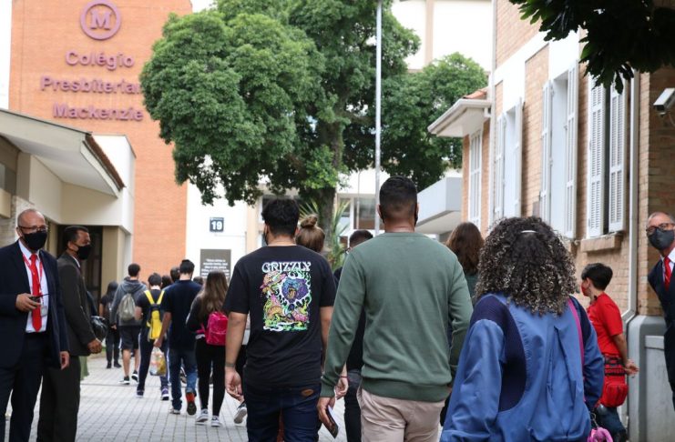 São Paulo - Entrada dos estudates para realização do primeiro dia de provas do Exame Nacional do Ensino Médio - Enem, na Universidade Presbiteriana Mackenzie.