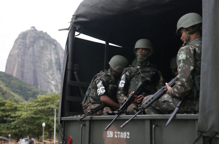 Tropas do Exército reforçam segurança na busca a suspeitos na Praia Vermelha, na Urca, após tiroteio de policiais com traficantes do morro da Babilônia paralisar o bondinho do Pão de Açúcar. (Foto: Fernando Frazão)
