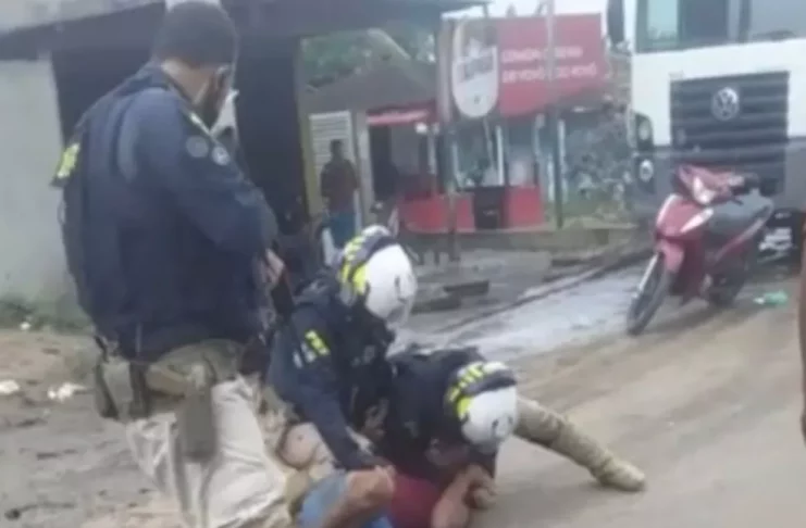 Homem é imobilizado durante abordagem policial em Umbaúba — Foto: Aplicativo/TV Sergipe