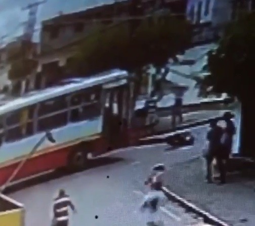Vídeo: Colisão entre moto e ônibus deixa duas pessoas feridas em Lagarto
