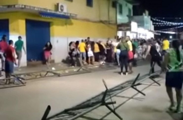 Queda de marquise em Aliança, interior de Pernambuco, durante desfile de celebração de emancipação política - Foto: Reprodução/WhatsApp