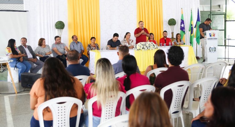 Prefeitura empossa mais 30 aprovados em Concurso Público em Simão Dias