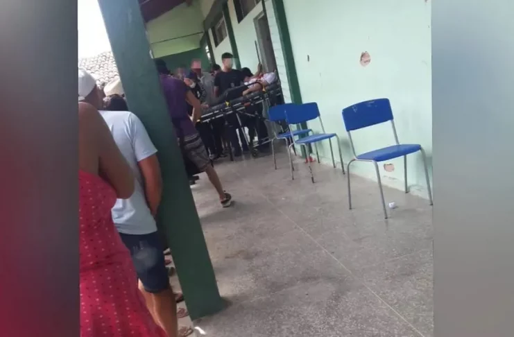 Aluno sendo socorrido após ser baleado por colega em escola de Sobral, no interior do Ceará — Foto: Reprodução