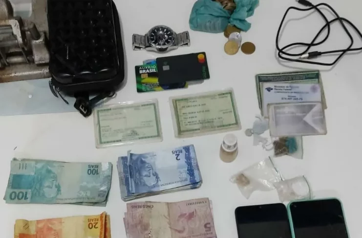 Materia apreendido com o casal suspeito de tràfico de drogas em Nossa Senhora da Glória (SE) — Foto: SSP/ SE