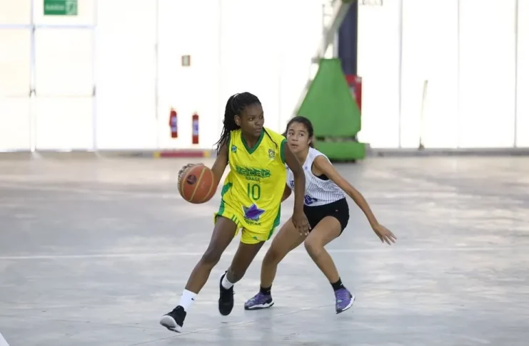 Meninas jogando basquete — Foto: Divulgação/CBDE