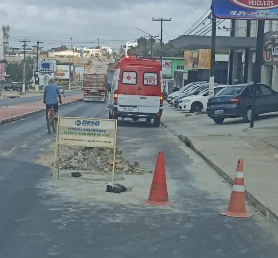 Condutor fica ferido após colidir contra sinalização da Deso em Lagarto