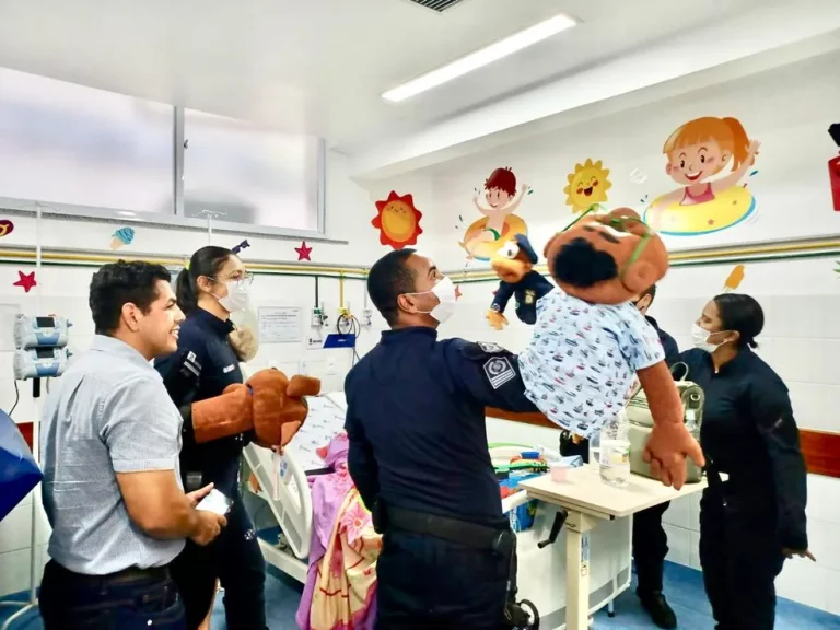 Crianças internadas em hospital recebem teatro de fantoches